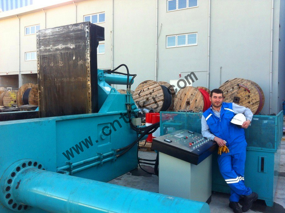 土耳其250噸連體式廢鋼打包機(jī)客戶(hù)使用現(xiàn)場(chǎng)