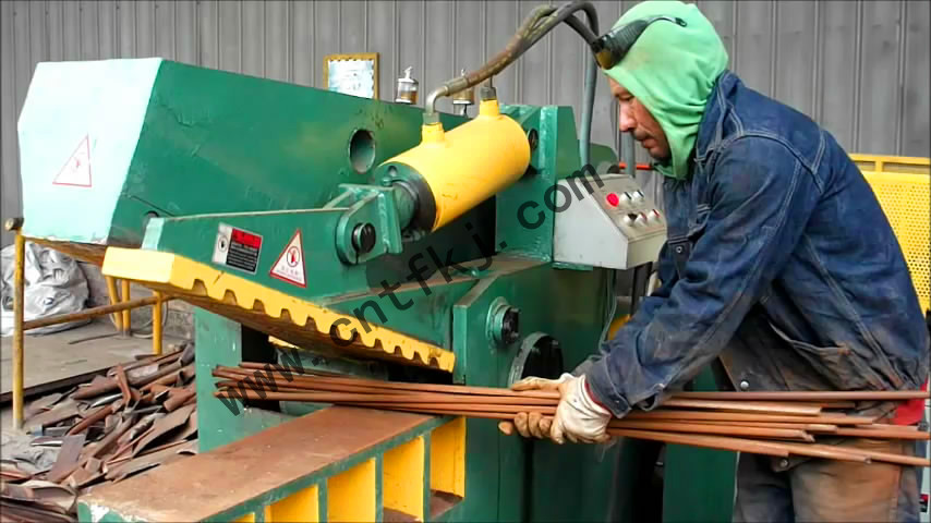 智利Q43-2000廢鋼剪切機(jī)客戶(hù)使用現(xiàn)場(chǎng)